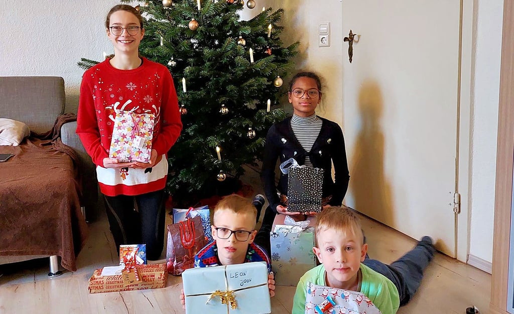 Justina (von links), Leon, Amira und Leon sind vier der 43 Kinder, die von den Gymnasiasten des Carolinums beschenkt wurden.
