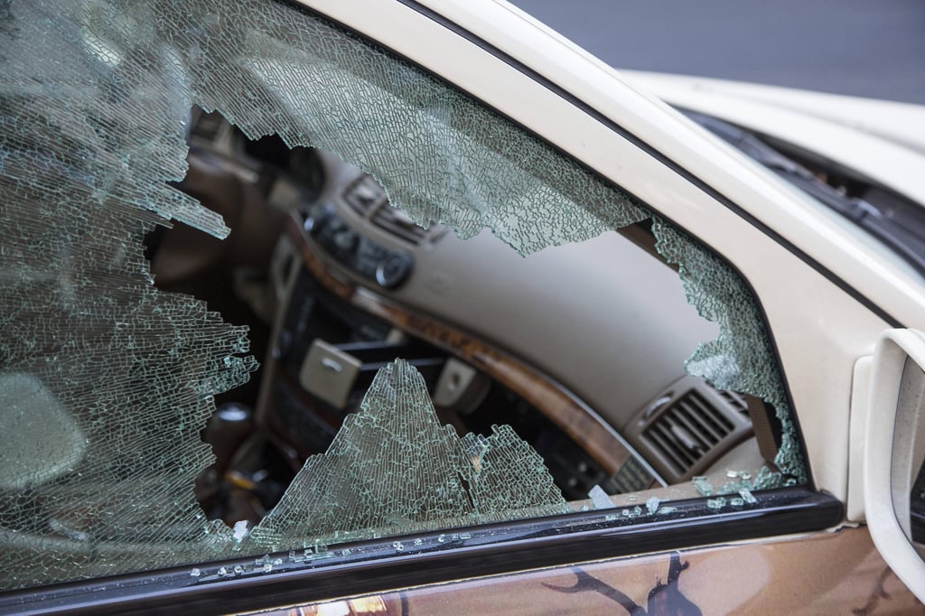 Angriffe auf mehrere Autos in Halle: Von wegen Besinnlichkeit: Täter  schlagen Seitenscheiben von Pkw ein