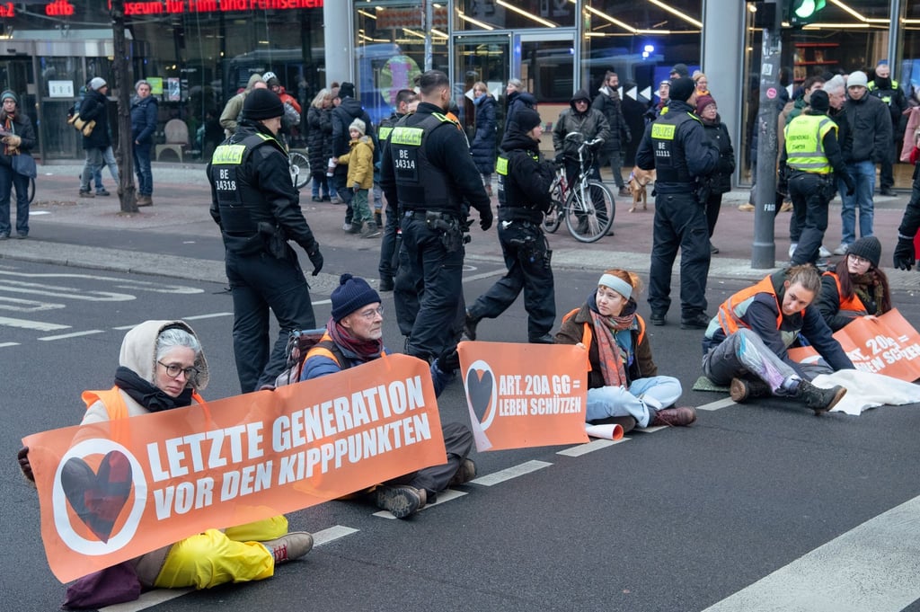 Seit Mitte Januar protestiert die Gruppe Letzte Generation immer wieder in Berlin und anderen Städten, um die Dringlichkeit des Themas Klimaschutz ins öffentliche Bewusstsein zu rücken.