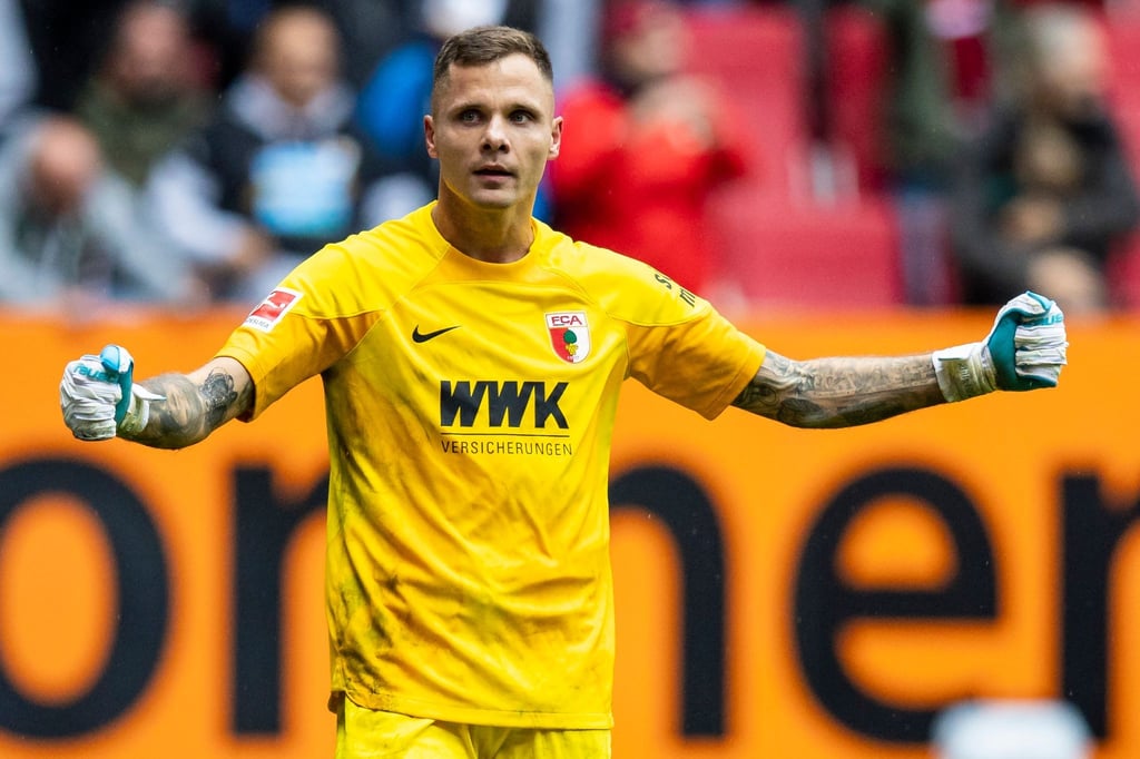 Augsburgs Torwart Rafal Gikiewicz jubelt nach einem Spiel.