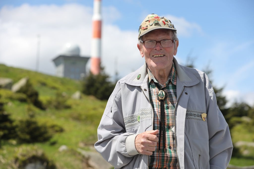 Rekordwanderer Benno Schmidt, alias Brocken-Benno, steht auf dem Brocken.