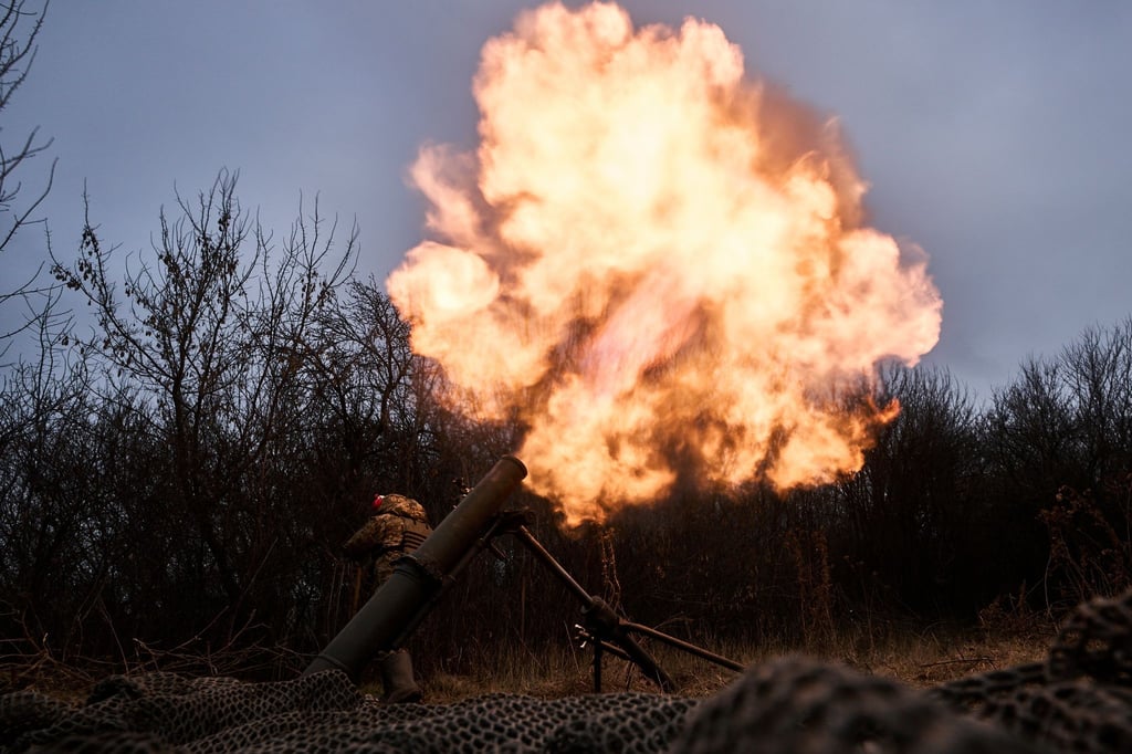 Ukrainische Soldaten feuern in der Frontstadt Bachmut einen Mörser auf russische Stellungen.