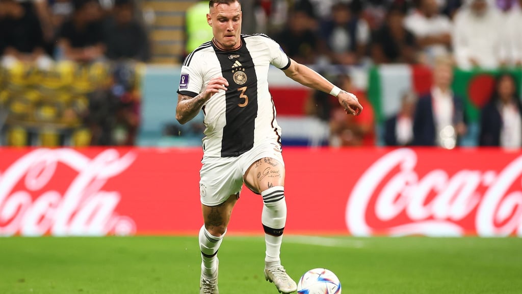 David Raum spielt den Ball.