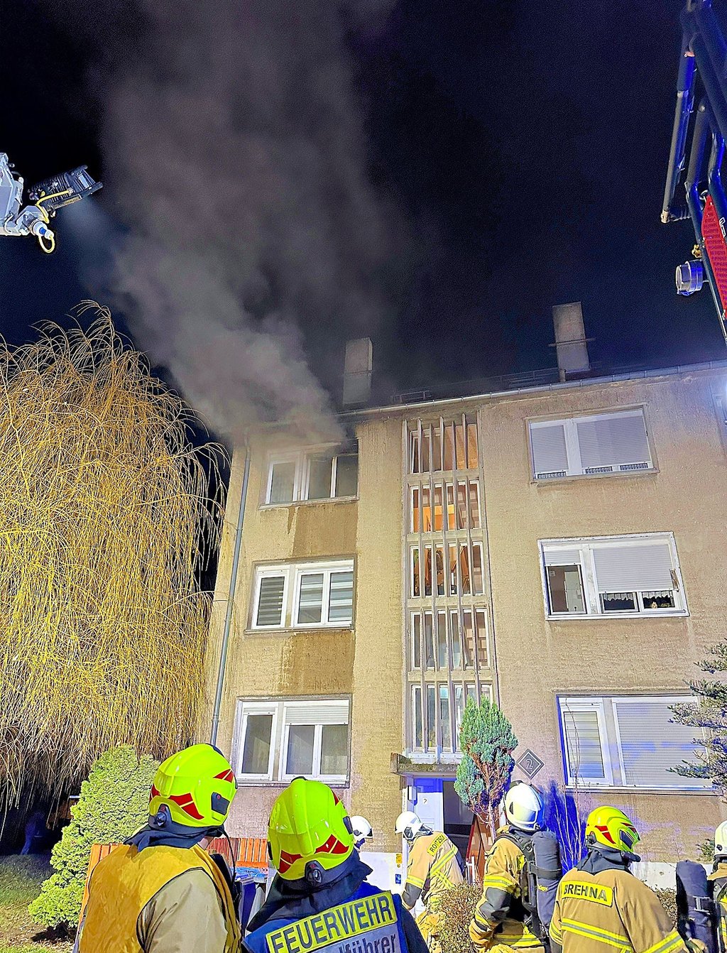Die Kameraden der Feuerwehren konnten mit wenig Wasser die Flammen unter Kontrolle bringen. Auch die Drehleiter aus Bitterfeld kam bei den nächtlichen Löscharbeiten zum Einsatz.