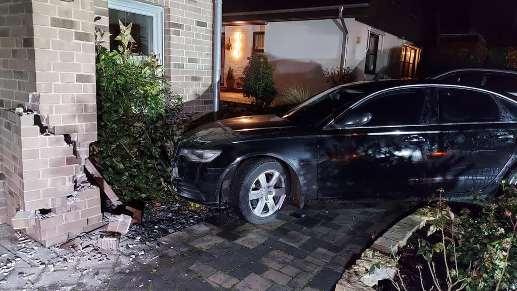 Eine Frau ist in Hagen am Teutoburger Wald mit ihrem Wagen gegen eine Hauswand gefahren.