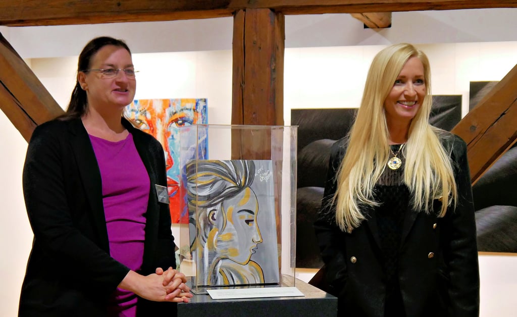 Museumsdirektorin Antje Gornig (links) und die in Dubai lebende Künstlerin Sabrina Terence bei der Ausstellungseröffnung in der Museumsscheune des Halberstädter Schraube-Museums.
