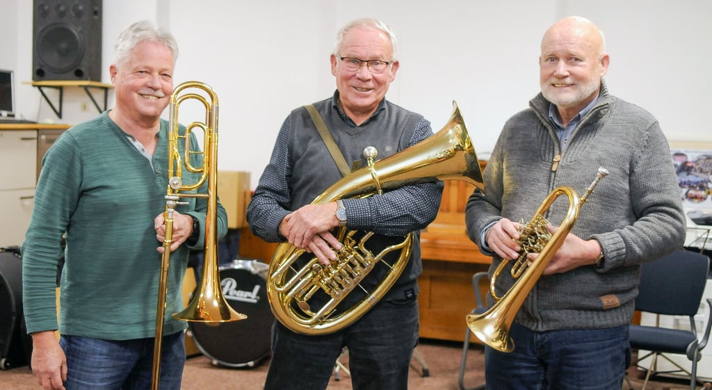 Ein Trio zeigt seine Vorfreude auf die Auftritte mit den Schönburger Blasmusikanten am Heiligabend (v.l.): Uwe Dallmann sowie die Brüder Jörg und Frank Stützer spielen mit ihren Mitstreitern heute in Naumburg, Schellsitz und im heimischen Schönburg weihnachtliche Weisen.