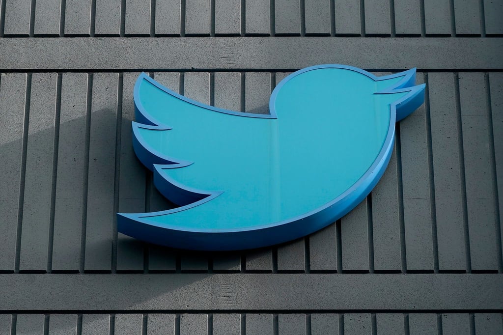 Das Logo des sozialen Netzwerks Twitter an der Firmenzentrale in San Franzisco.