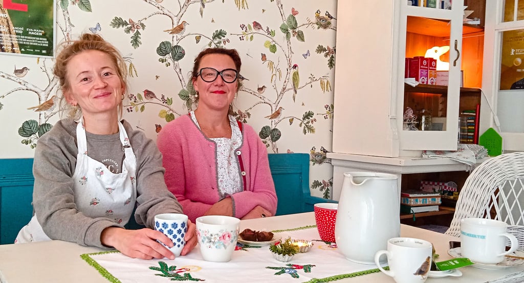 Nancy Ziegenhorn (rechts) betreibt das „Café Merle“ in Ballenstedt, Aileen Witzel hilft als Servicekraft mit.