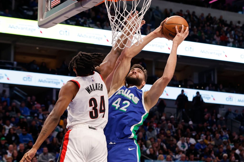Maxi Kleber (r) wird den Mavericks auf unbestimmte Zeit fehlen.