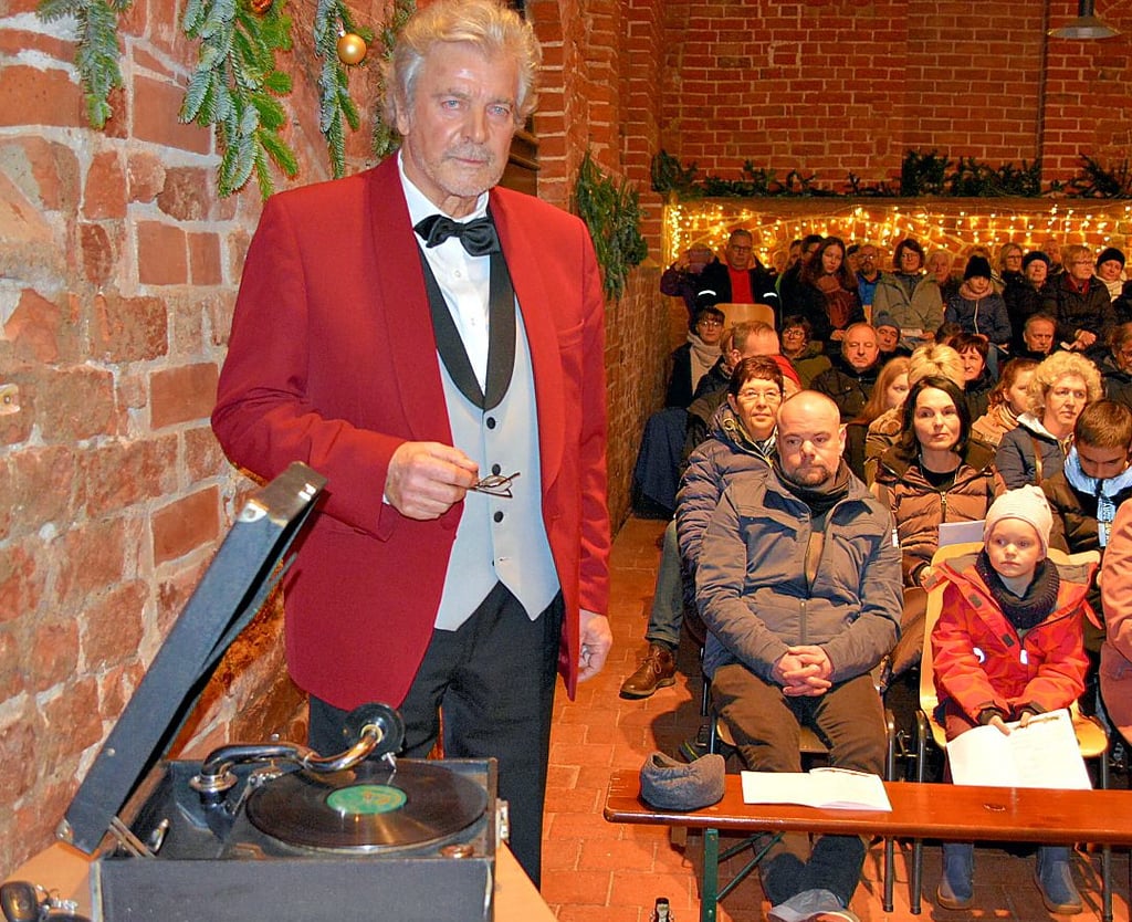 100 Jahre ist dieses Grammophon alt. Rüdiger Haase drehte an der Kurbel und spielte das Lied „Stille Nacht“ in einer historischen Version vor.