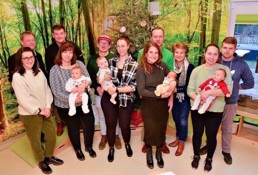 In der Biendorfer Kita „Sonnenschein“ begrüßen Einrichtungsleiterin Jacqueline Immervoll (von links) und Ortsbürgermeister Uwe Cisewski Familien mit ihren Neugeborenen. Die meisten der Kinder werden ab kommendem Jahr die Kita besuchen.