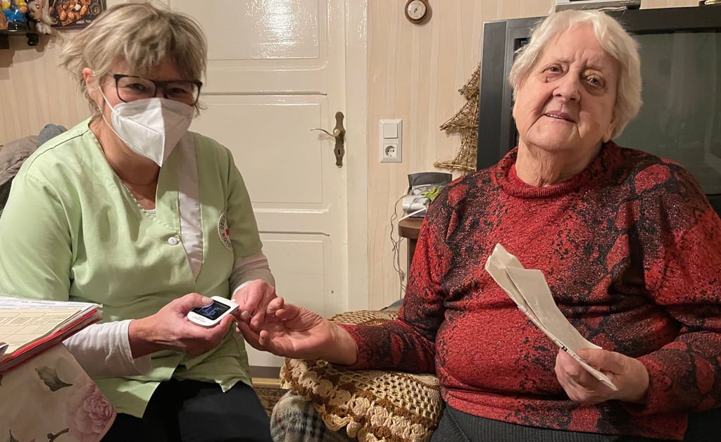 Karin Joedecke (84) und Birgit Müller kennen sich schon lange. Die Rentnerin, die in Grabow wohnt, wird täglich vom DRK-Pflegedienst Burg versorgt und freut sich über die Besuche.