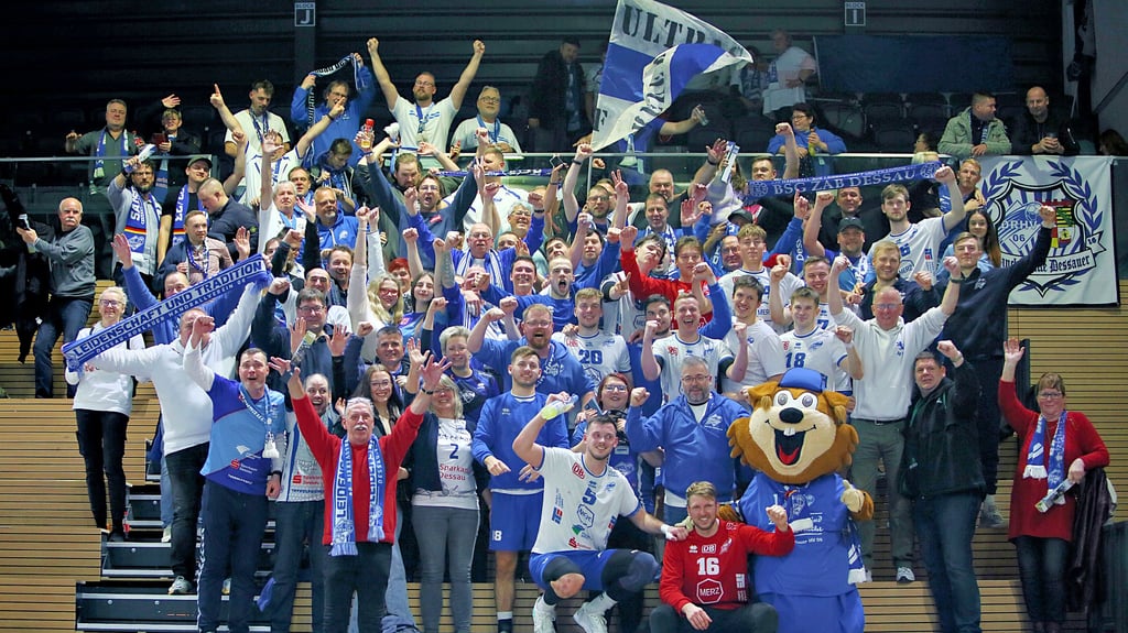 Jubelbad für die Spieler inmitten der Fans: Der DRHV hat in Dresden gewonnen. 