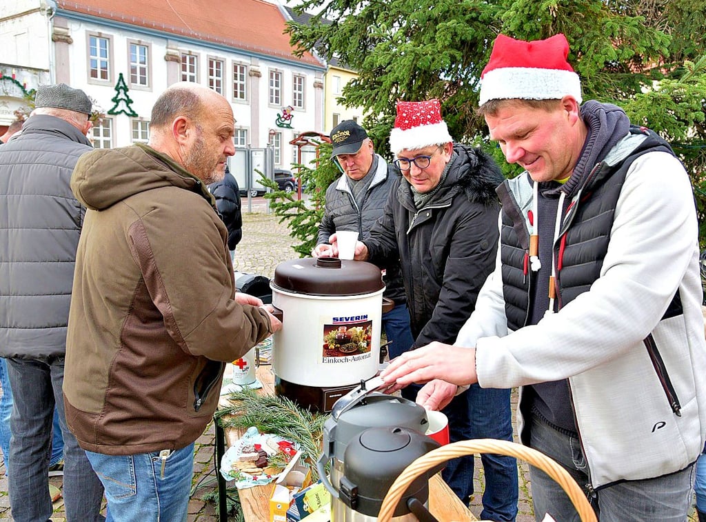 Ronny Beier (rechts) und Markus Bauer hatten am Vormittag des 24. Dezember wieder zum traditionellen Glühweintrinken auf dem Nienburger Marktplatz eingeladen.