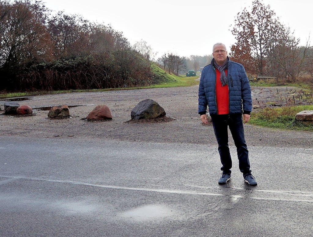 Meitzendorfs Ortsbürgermeister Peter Hiller präsentiert die aufgeräumte Ladestraße, in der im Frühjahr der Bolzplatz als ein Teil des Fitness-Parcours gebaut werden soll.