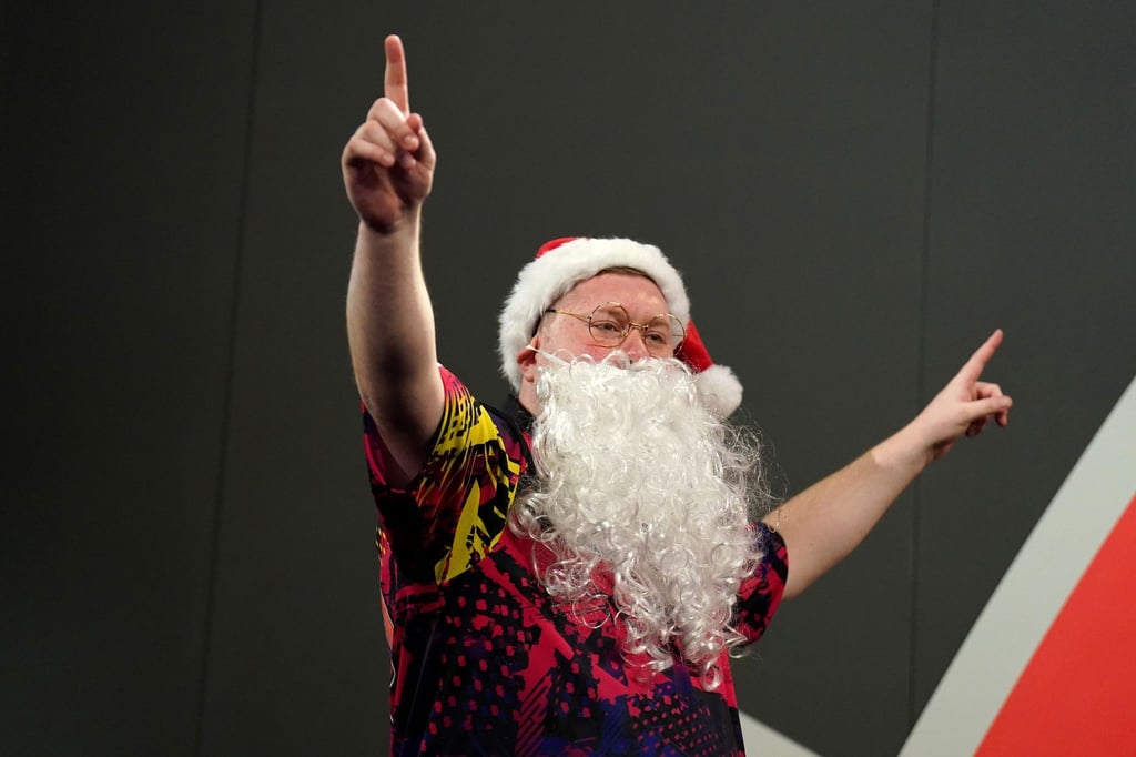 Ricky Evans kommt im Weihnachtskostüm in die Arena.