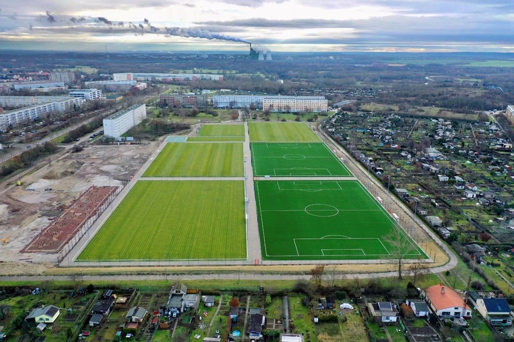 Das neue Trainingszentrum für den Nachwuchsfußball auf der Silberhöhe. Die beiden Kunstrasenplätze stechen durch ihr dunkles Grün ins Auge.