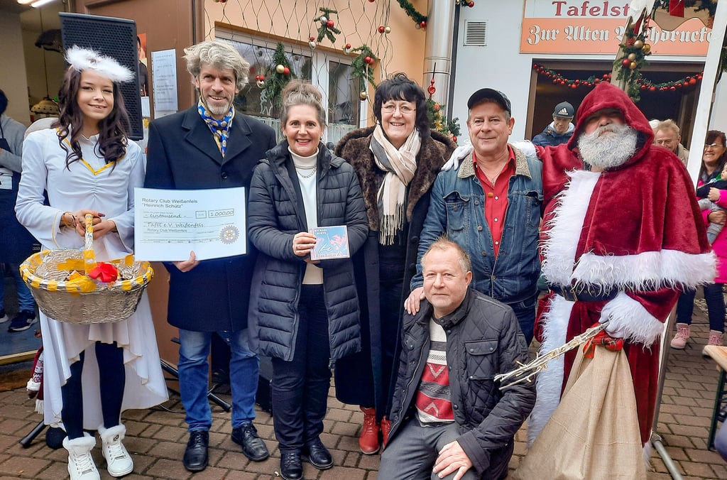 Christkind Diane-Lisa Barnick, Lars Homagk vom Rotary Club, die Landtagsabgeordnete Elke Simon-Kuch, Bildungsministerin Eva Feußner, Tafelchef Mathias Gröbner, Musiker Michael Hirte und Peter Müller als Weihnachtsmann (v.l.n.r.) erfreuten die Tafelkunden zum Heiligabend mit Geschenken und Musik.
