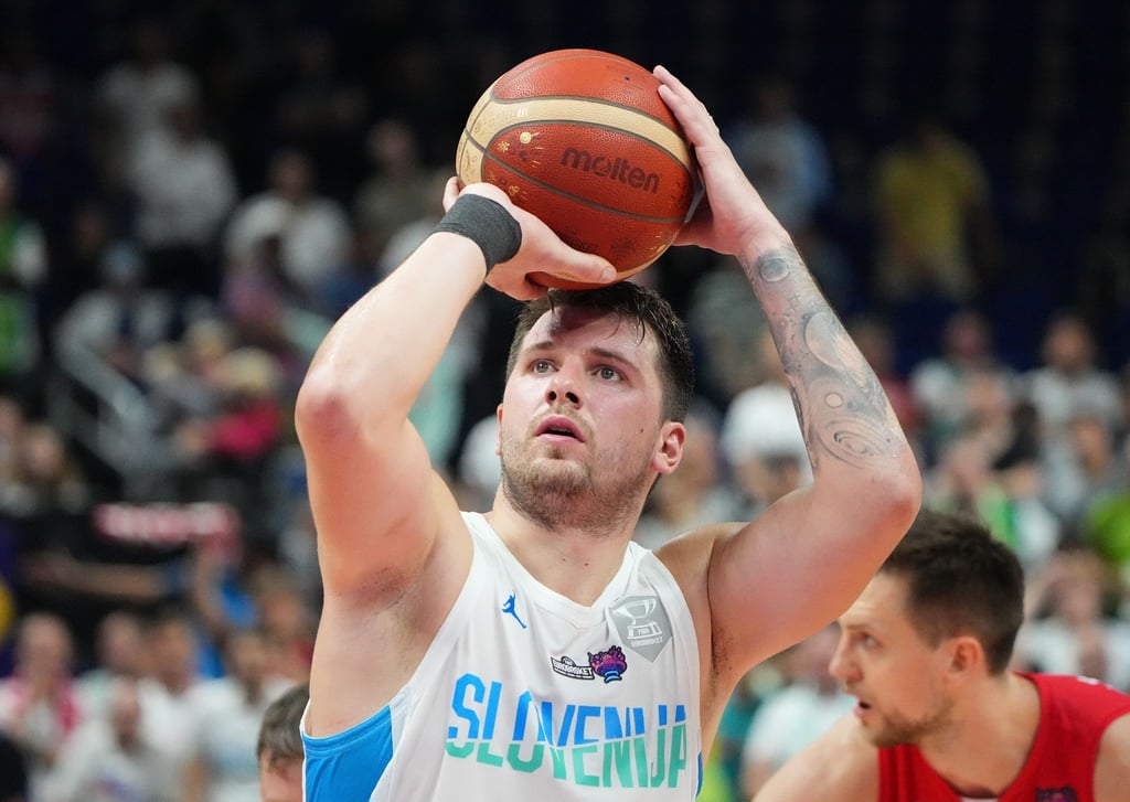 Sloweniens Nationalspieler Luka Doncic beim Freiwurf.