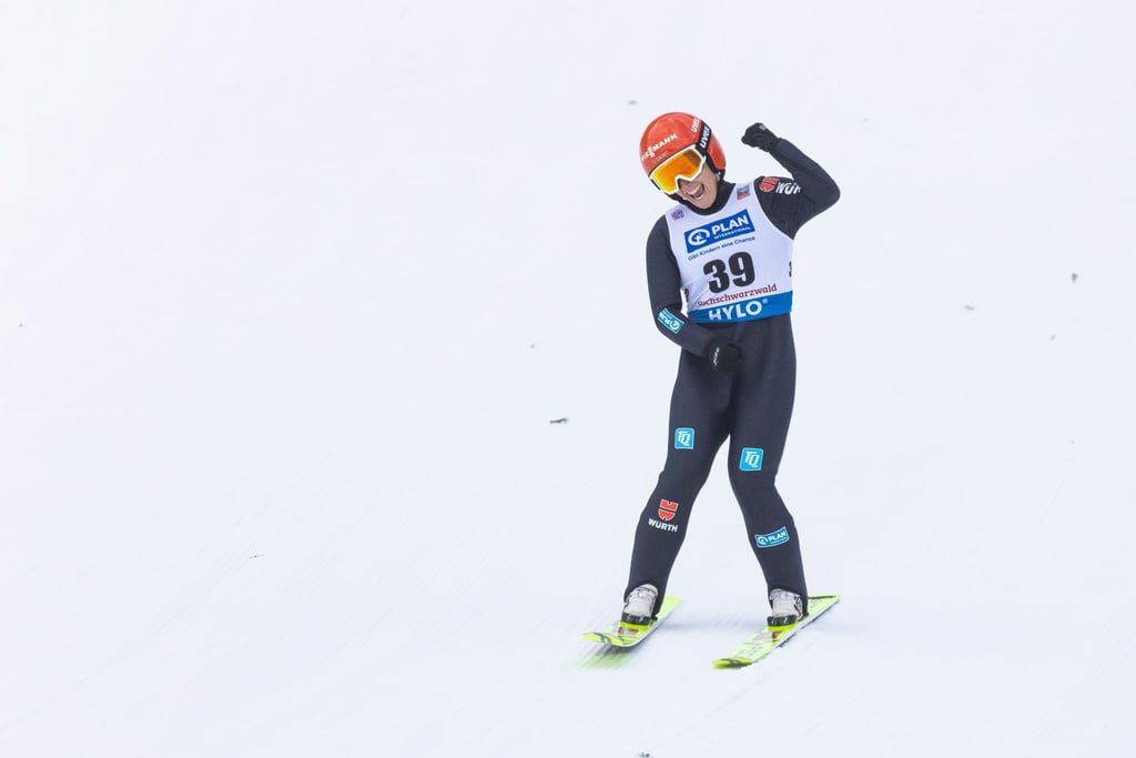 Skispringerin Katharina Althaus jubelt nach ihrem Sieg an der Hochfirstschanze.