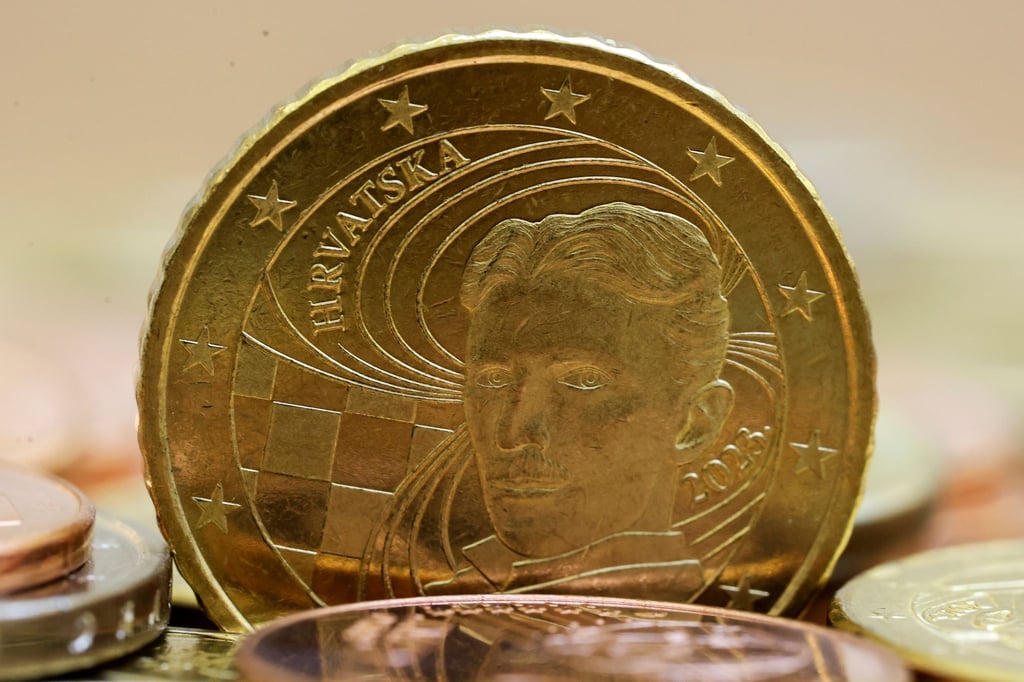 Die neue kroatische Euro-Münze mit dem Bild des Wissenschaftlers Nikola Tesla wird in der kroatischen Zentralbank in Zagreb ausgestellt.