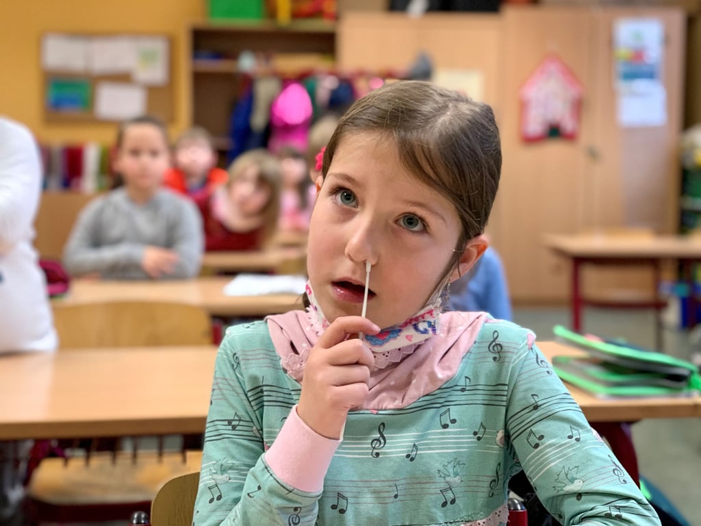 Corona-Selbsttest der sechsjährigen Tjara-Marlene in der Huttenschule Halle. Das gehört der Vergangenheit an.