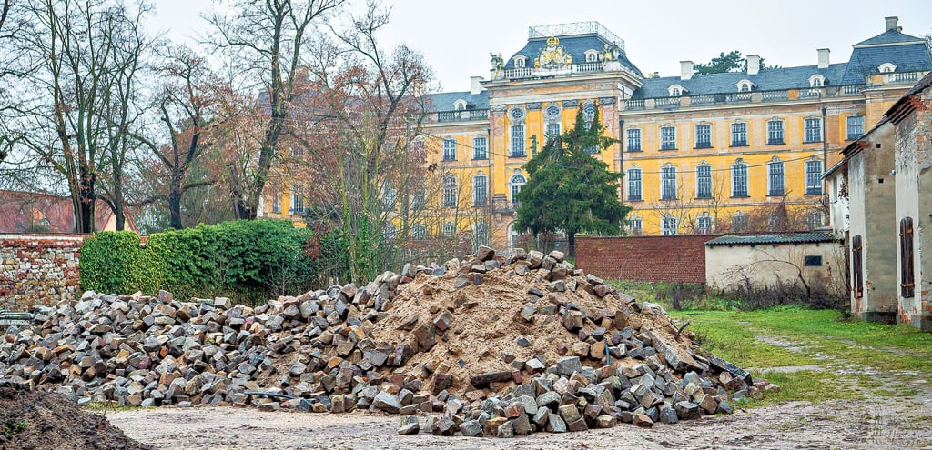 Vor dem Dornburger Schloss liegen Tonnen von Großpflastersteinen aus der Gommeraner Thälmann-Straße. Sie werden für die Sanierung der Auffahrt zum Schloss wieder verwendet. Das hat eine erhebliche Kostensenkung zu Folge, denn ohne die Wiederverwendung hätte man die Steine einerseits entsorgen und andererseits neue beschaffen müssen.
