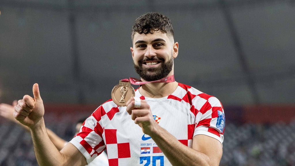 Josko Gvardiol mit seiner Bronzemedaille.