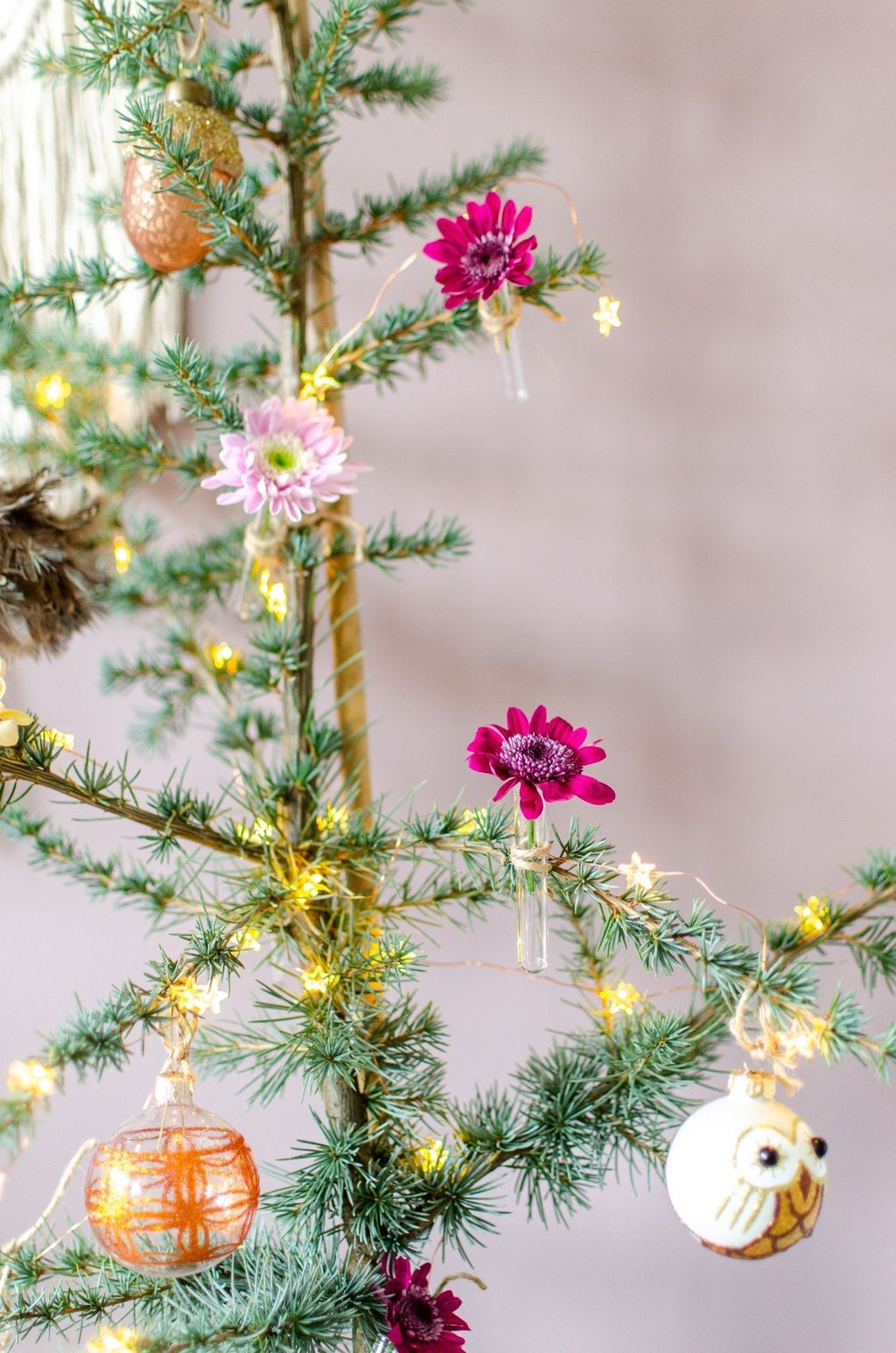 Wer es bunt am Baum mag, kann auch Chrysanthemen an die Zweige hängen. Dafür braucht man nur Bindfaden und Blumenröhrchen.