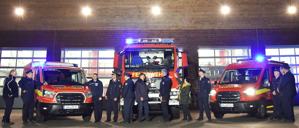 Die Stadt Oberharz am Brocken hat an der Feuerwache Benneckenstein drei neue Feuerwehrfahrzeuge offiziell in Betrieb genommen – links das Mehrzweckfahrzeug, das bei der Feuerwehr in Hasselfelde eingesetzt wird, in der Mitte das Tanklöschfahrzeug für die Feuerwehr Benneckenstein und rechts der Mannschaftstransportwagen für die Tanner Feuerwehr .