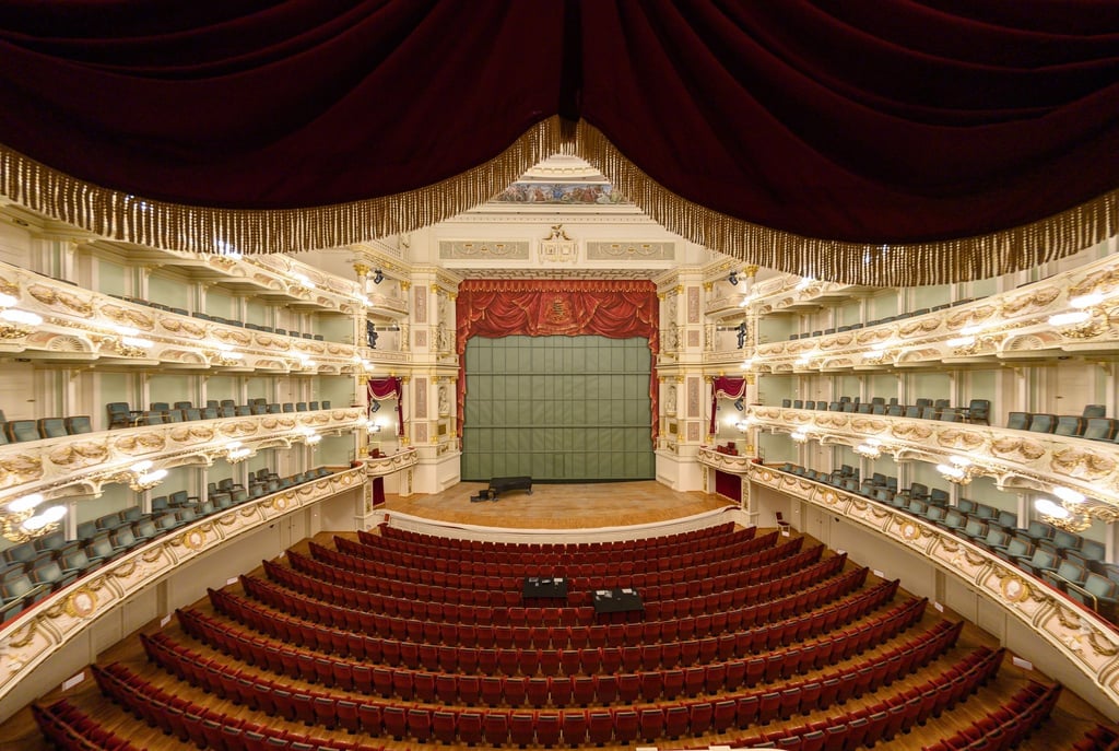 Blick in den leeren Saal der Dresdner Semperoper.