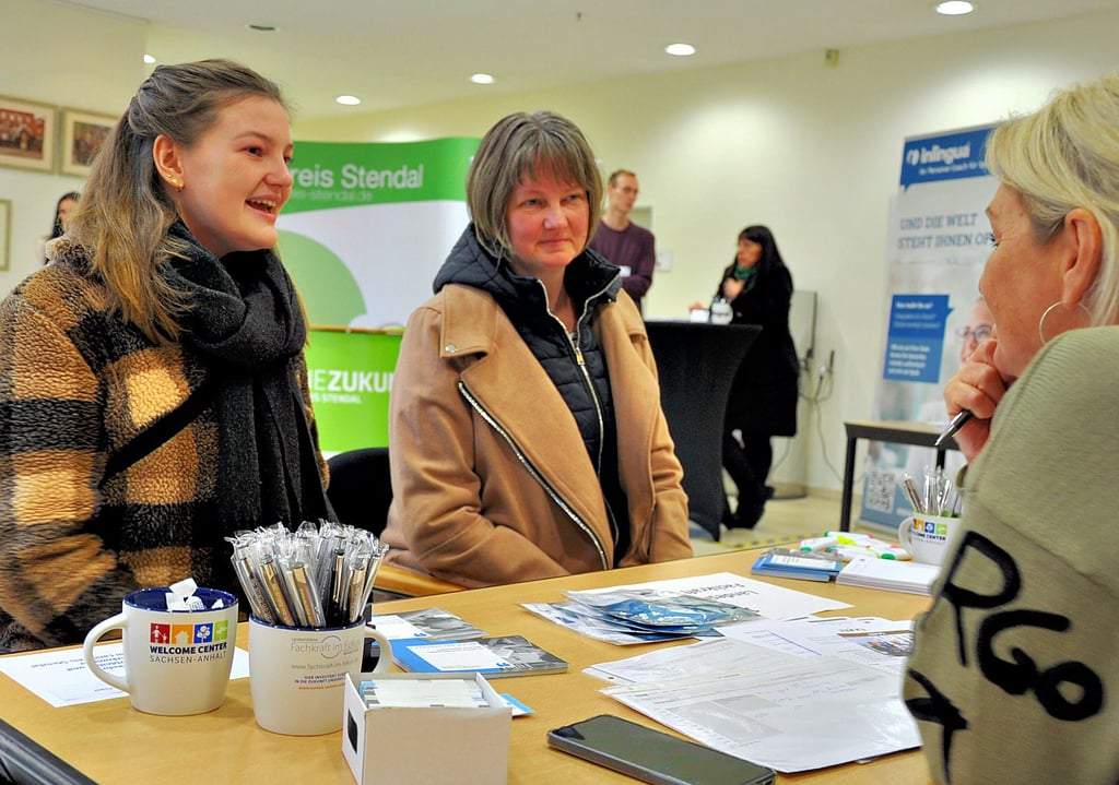 Annemarie Schwiecker (links) lässt sich mit ihrer Mutter Alexandra von Jana Worreschk von der Landesinitiative „Fachkraft im Fokus“ Sachsen-Anhalt beim Rückkehrertag in Stendal beraten.