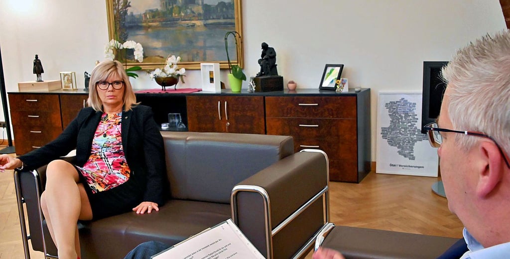 Magdeburgs Oberbürgermeisterin Simone Borris antwortet in ihrem Dienstzimmer auf Fragen von Volksstimme-Lokalchef Rainer Schweingel.
