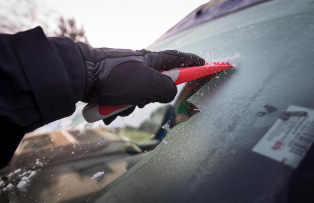 Winterfreuden sehen anders aus: Dennoch müssen die Autoscheiben vor dem Losfahren freigeräumt werden.