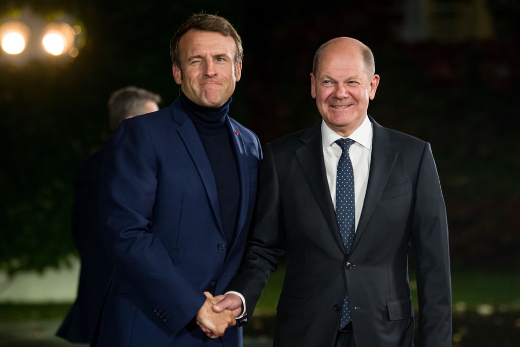 Bundeskanzler Olaf Scholz und Frankreichs Präsident Emmanuel Macron beim Staatsempfang in Berlin.
