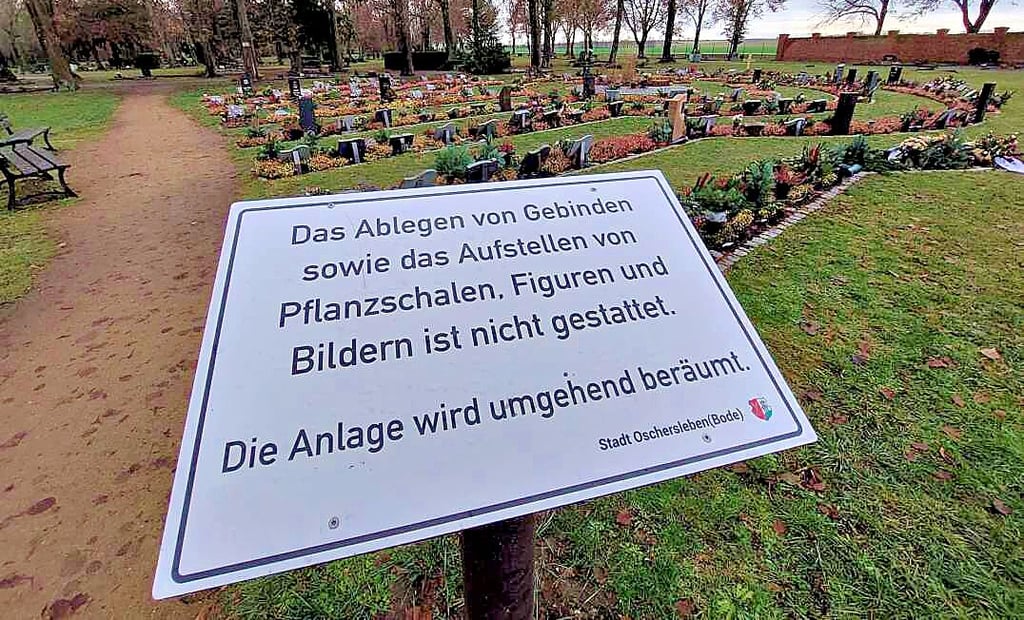 Um auf die Regelungen in der Satzung hinzuweisen, hat die Stadtverwaltung Schilder an den Grabanlagen aufgestellt. Einzelne werden nochmal verändert.