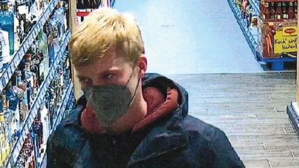 Nach einem Ladendiebstahl in Halberstadt sucht die Polizei mit einem Fahndungsbild nach dem Täter.
