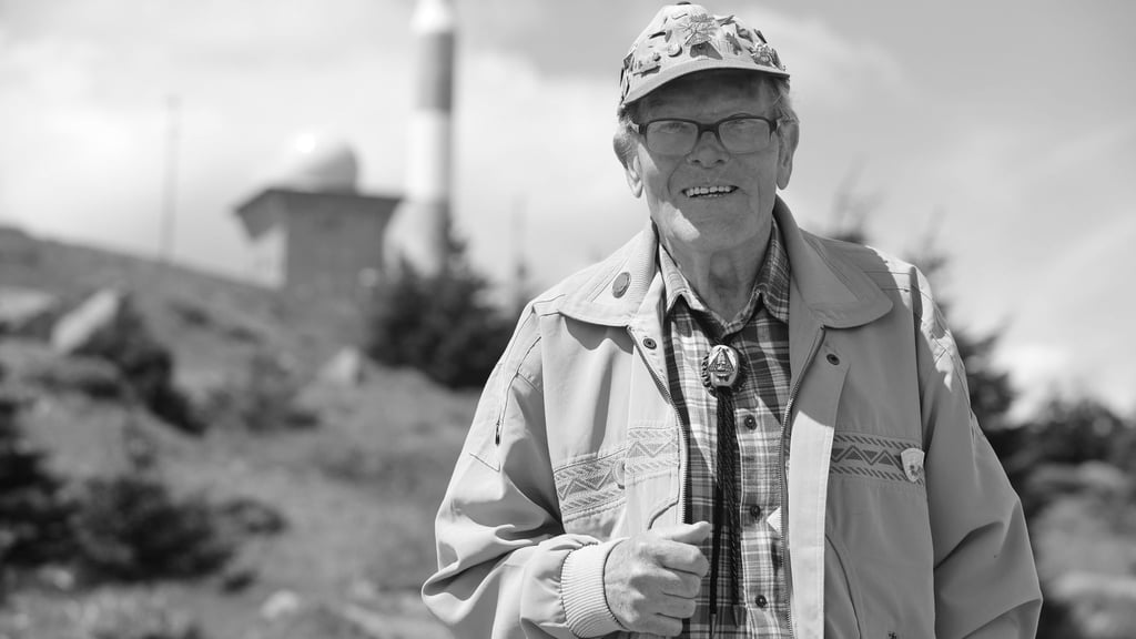 Rekordwanderer Benno Schmidt , alias Brocken-Benno, steht auf dem Brocken.
