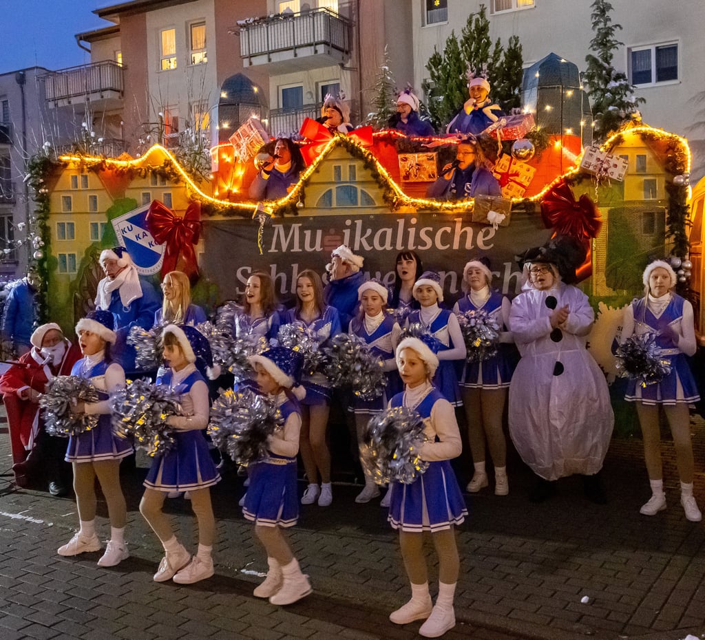 Die Tanzgruppen des Kukakö zeigten vor Pflegeheimen ihr weihnachtliches Programm.