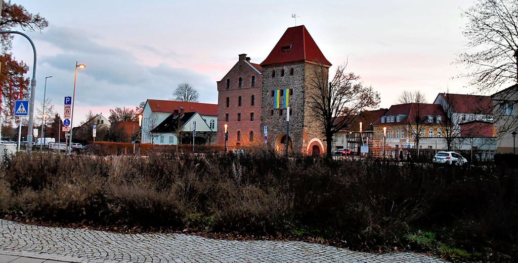 Dort, wo einst der Musikclub zu finden war, ist heute eine Brache. Wo man jetzt gute Sicht auf den Stendaler Torturm hat, sollte eigentlich ein Wohn-und Geschäftshaus entstehen.