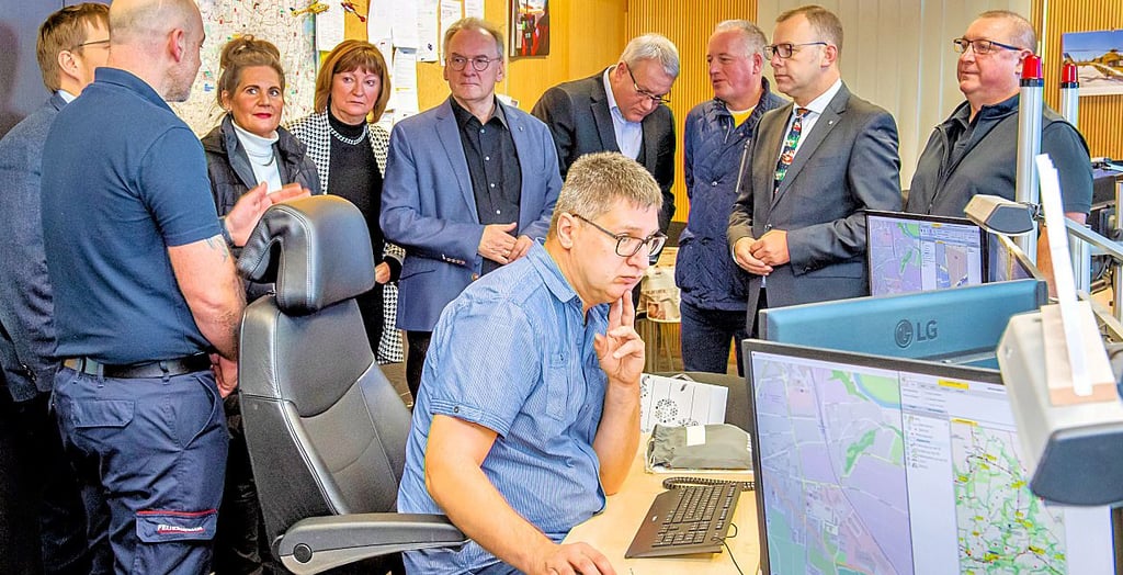 Wie arbeitet die Rettungsleitstelle des Burgenlandkreises. Ministerpräsident Rainer Haseloff (Mitte) macht sich zusammen mit seiner Frau Gabriele (links daneben) und Kommunalpolitikern in Naumburg ein Bild davon.