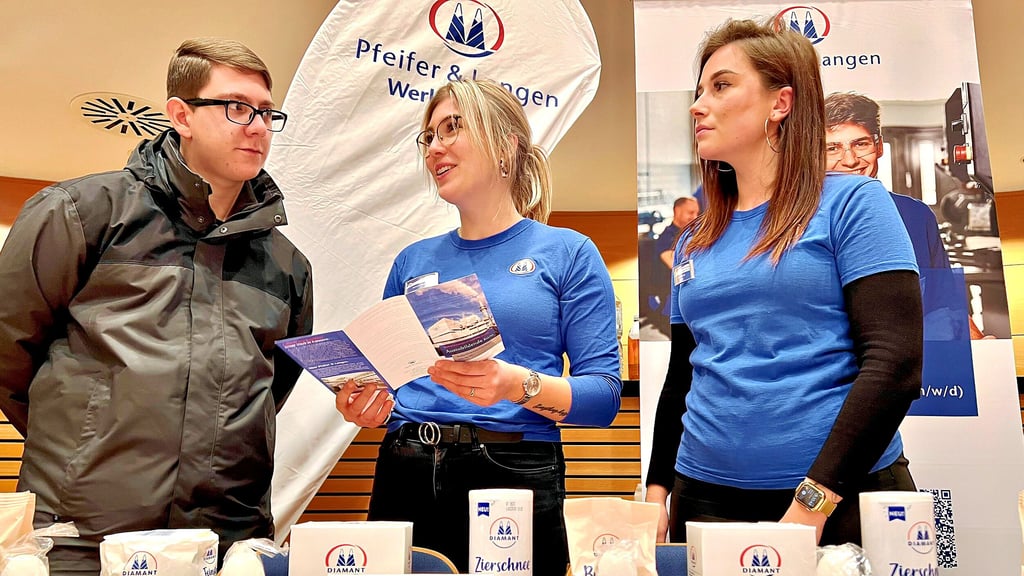 Bei der Karrieremesse in Staßfurt präsentierte sich auch der Zuckerhersteller Pfeifer & Langen aus dem Werk Könnern. Markus Taubner (von links) lässt sich von Antonia Walter und Laura Schmidt über mögliche Berufs- und Ausbildungsangebote informieren.