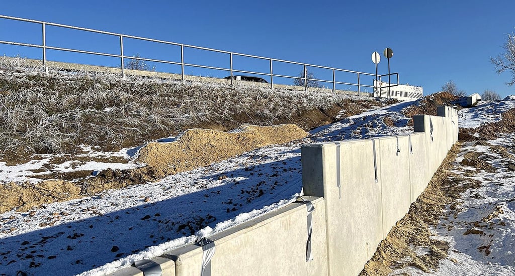 Winterpause am Elberadweg zwischen Tangermünde und Fischbeck. Der Übergang vom Weg entlang der B 188 in Richtung Deich soll im zweiten Quartal 2023 fertig sein.