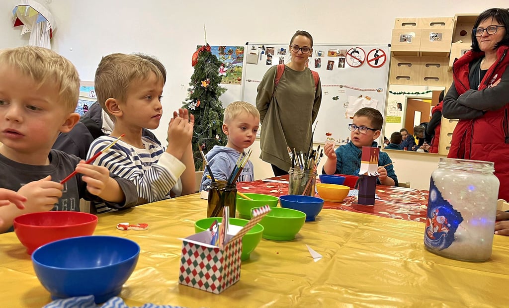 Kinder bemalen während des Adventscafés in der Tangermünder DRK-Kita „Sausewind“ kleine Gipsfiguren.