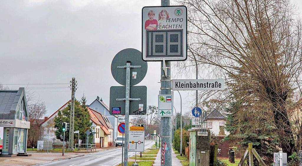 Verkehr in Dessau: Kaputter Geschwindigkeits-Warner weckt Ärger bei  Kochstedts Anwohnern - Amt plant Kontrolle erst 2023