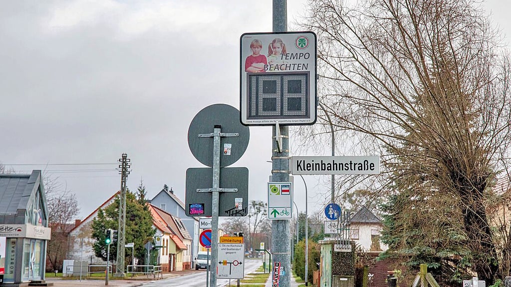 Verkehr in Dessau: Kaputter Geschwindigkeits-Warner weckt Ärger bei  Kochstedts Anwohnern - Amt plant Kontrolle erst 2023