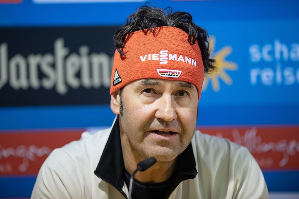 DSV-Team-Manager Horst Hüttel spricht auf einer Pressekonferenz.