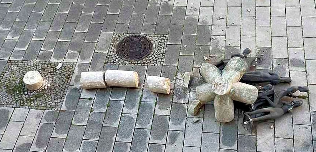 Die vom bekannten Magdeburger Bildhauer Heinrich Apel geschaffene Skulptur „Die fünf Sinne“ neben dem Rathaus wurde im August zerstört. Ein Fahrzeug war dagegengefahren und hatte sie umgestoßen. Es war nicht der erste Unfall mit dem Kunstwerk.