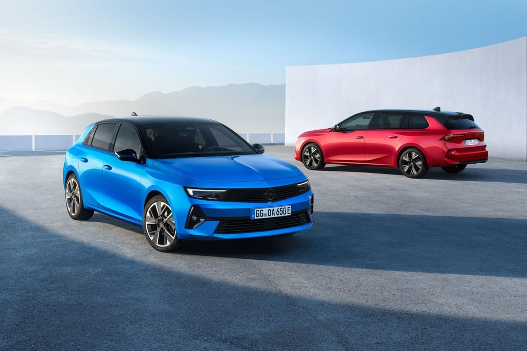 Elektroauto im Doppelpack: Der neue elektrische Opel Astra lässt sich als Steilheck und als Kombi (rechts) bestellen.